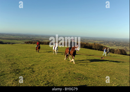 Reitpferde entlang der South Downs Way am Devils Dyke in der Nähe von Brighton, Sussex UK Stockfoto