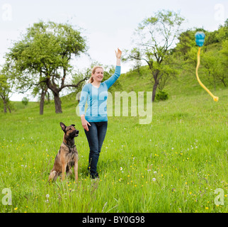 Frau und eine halbe Rasse Hund - spielen Stockfoto