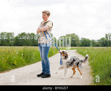 Frau und junge Australian Shepherd Hund Stockfoto