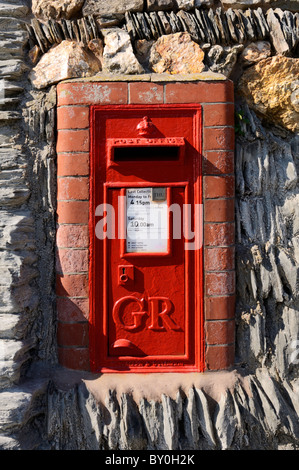 Eine traditionelle rote Pfostenpocken in einer Schieferwand in Mortehoe, Devon, England gebaut. Stockfoto