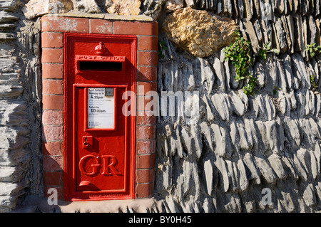 Eine traditionelle rote Pfostenpocken in einer Schieferwand in Mortehoe, Devon, England gebaut. Stockfoto