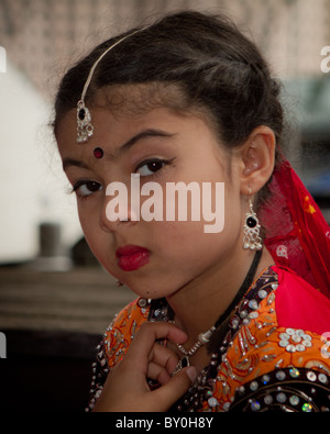 Indische Mädchen in Tracht für das Festival von Holi. Stockfoto