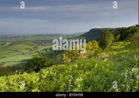 Hohe malerische Fern- Blick von Sutton Bank zum See Gormire&Green Ackerland Felder von Vale von Mowbray - North Yorkshire, England, UK. Stockfoto