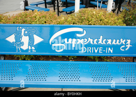 Sitzbank Superdawg Laufwerk im Hamburger Hotdog Stand auf Chicagos Northwest Side Stockfoto