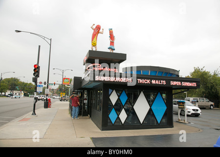 Superdawg Wahrzeichen Antrieb in Hamburger und Hot Dog stand an Chicagos Northwest Side in Norwood Park. Stockfoto