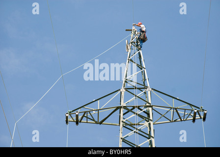 Arbeiter auf einem Strommast anbringen der Kabel, Österreich, Europa Stockfoto