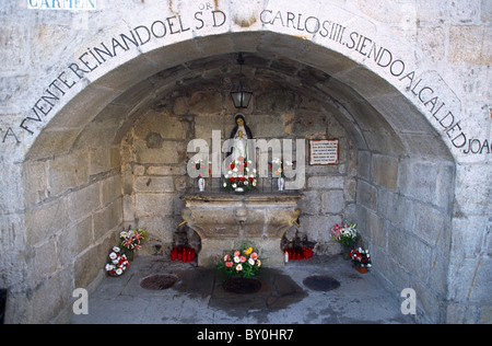 Galizien Spanien Padron Camino De Santiago Fuente Del Carmen Brunnen Marienstatue auf dem Pilgerweg Stockfoto