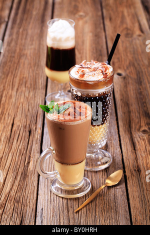 Kaffee und Schokolade Getränke in hohe Gläser Stockfoto