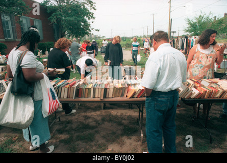 Bücher und Aufzeichnungen zum Verkauf auf einem Flohmarkt in der Far Rockaway Nachbarschaft von New York im Stadtteil Queens Stockfoto