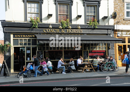 Personen außerhalb der Coach & Pferde Publice Haus Stoke Newington High Street Hackney London England UK Stockfoto