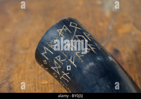 Nahaufnahme von Viking Trinkhorn mit Runen Stockfoto