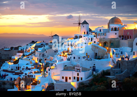 Oia (Ia) Santorini - Windmühlen und Stadt bei Sonnenuntergang, griechischen Kykladen-Inseln - Fotos, Bilder und Grafiken Stockfoto