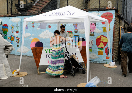 Dame ein veganes Eis von einem Stall in Stoke Newington Farmers Market, London England UK kaufen Stockfoto