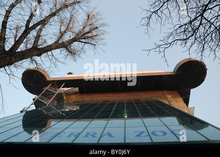 Der Flakturm, gebaut von der deutschen Luftwaffe im Esterhazypark, Wien, dient als ein öffentliches Aquarium seit 1957. Stockfoto