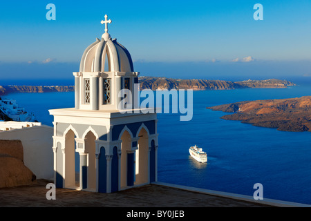 Glockenturm von einer orthodoxen Kirche, Fira, Santorin Stockfoto