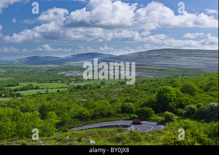 Die Burren und Galway Bay vom Korkenzieher Hügel links Cappanawalla Finvarra Punkt rechts, County Clare, westlich von Irland Stockfoto