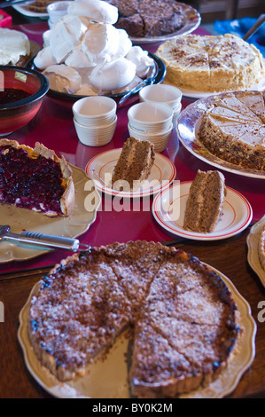 Hausgemachte Kuchen und Torten am An Fer Gorta traditionellen Teestube, Ballyvaughan, County Clare, westlich von Irland Stockfoto