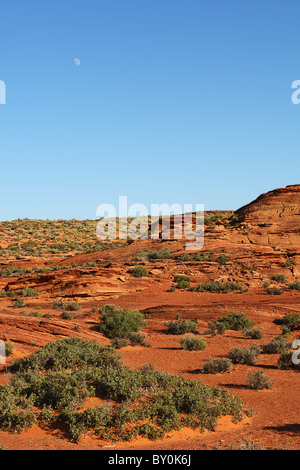 Mond über eine Landschaft aus rotem Sandstein im Nachmittag Licht. Stockfoto