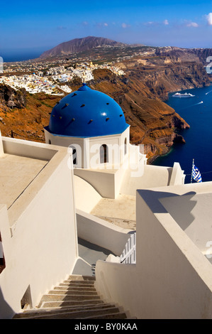 Blaue gewölbte Kirche Imerovigli, Santorin, Griechenland. Stockfoto