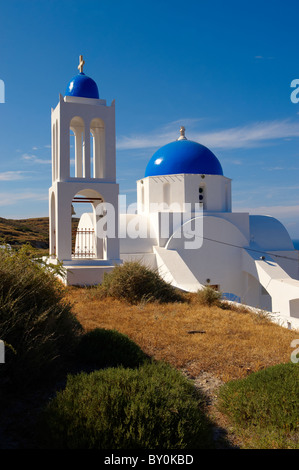 Blaue Kuppel griechisch-orthodoxen Kirche und Glockenturm in der Nähe von Oia (Ia), Santorini, Griechenland Stockfoto