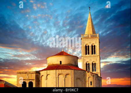 Die byzantinischen St. Donat-Kirche & Campinale Glockenturm der St. Anastasia Cathedral. Zadar, Kroatien Stockfoto