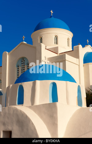 Blaue Kuppel byzantinische griechisch orthodoxe Kapelle der Panaghia Gremiotissa. Chora (Chora), Ios, Kykladen, Griechenland. Stockfoto