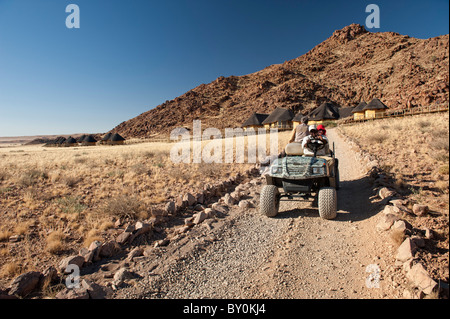 Sossus Dune Lodge im Namib-Naukluft-Park im Zentrum von Namibia. Robuste Golfkarren transfer Besucher zwischen Fahrzeugen und die Fußgängerzone camp Stockfoto