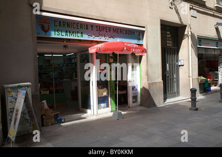 Islamische Metzgerei und kleiner Supermarkt In der alten Viertel in Barcelona Stockfoto