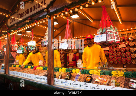 Großbritannien, England, Yorkshire, Leeds, Jahrtausends Square, Christkindelmarkt, Shopper Süßwaren Stall durchsuchen Stockfoto