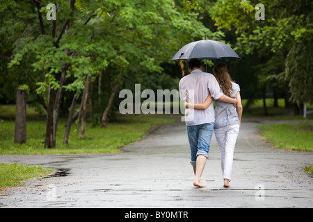 Anzeigen des Paares zurück unter Dach hinunter den Park im Herbst Stockfoto