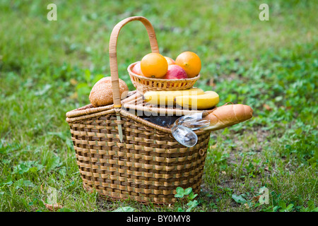 Nahaufnahme der Korb mit Obst und Brot und zwei Sektgläser in Stockfoto