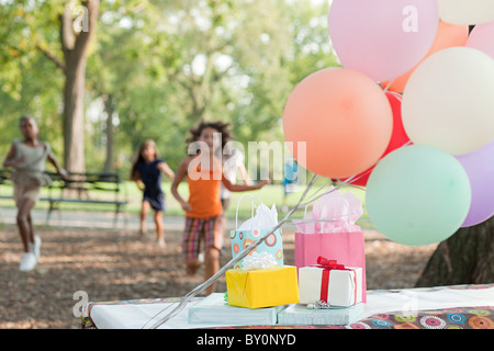 Outdoor-Geburtstagsfeier mit Luftballons Stockfoto