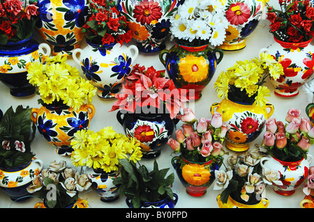 Silk Blumen in Töpfen, Mijas, Costa Del Sol, Provinz Malaga, Andalusien, Südspanien, Westeuropa. Stockfoto