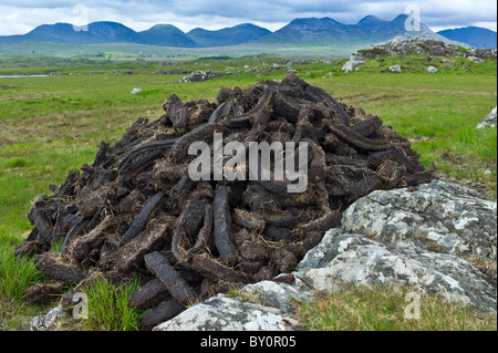 Gestapelte Torf in Turf Moor an der alten Moor Strasse nahe Roundstone, Connemara, County Galway Stockfoto