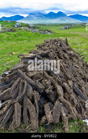 Gestapelte Torf in Turf Moor an der alten Moor Strasse nahe Roundstone, Connemara, County Galway Stockfoto