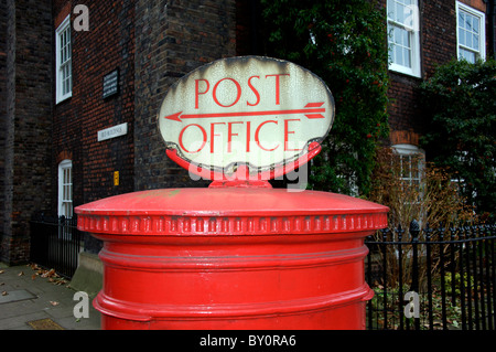 Postamt Zeichen auf einen Royal Mail-Briefkasten, London, UK Stockfoto