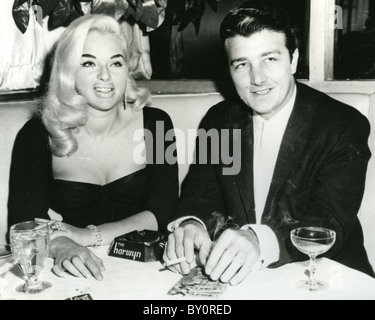 DIANA DORS Englisch Schauspielerin mit zweiter Ehemann Richard Dawson in New York Harwyn Club in 19959 Stockfoto