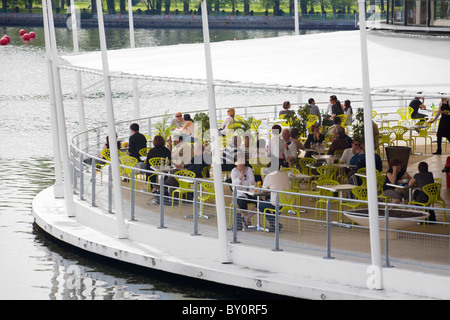 In Vichy, der Rotonde Restaurant-Terrasse auf dem Allier-See. Terrasse du Restaurant la Rotonde Sur le Lac d ' Allier, À Vichy. Stockfoto