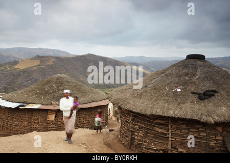Menschen und Hütten im Zulu Village Eshowe, Zululand, KwaZulu-Natal, Südafrika Stockfoto