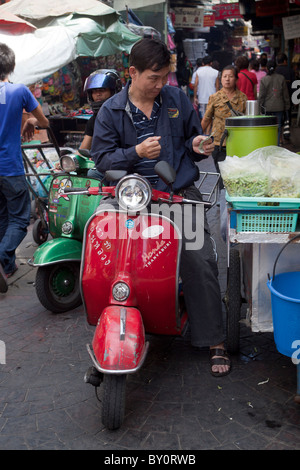 Oldtimer Vespa Roller Chinatown Bangkok Stockfoto