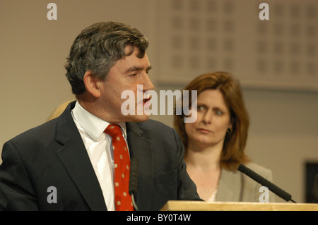 Ex-britische Premierminister Gordon Brown und seine Frau Sara in der Wahlnacht in Kirkcaldy. Stockfoto