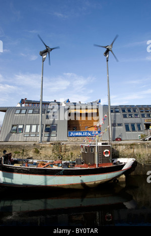 Windkraftanlagen an der Eco freundliche Jubilee Wharf, Penryn, Cornwall. Stockfoto