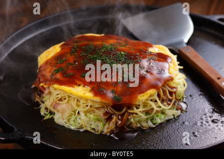 Okonomiyaki Hiroshima Stil Stockfoto