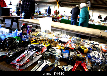 Einem Tisch oben und Stände Flohmarkt mit Haus Abstand waren, verwendet gebrauchte Kleidung und vieles mehr Stockfoto