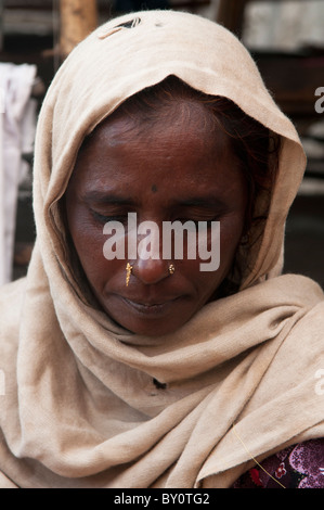 Porträt einer indischen Frau in einem bettelnden Camp in Kathmandu, Nepal Stockfoto