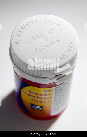 Kind Beweis Kappe auf Medizin Pille Flasche für niedrige Dosis 75g aspirin Stockfoto