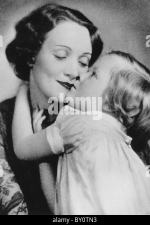 MARLENE DIETRICH (1901-1992) deutsch-stämmige Schauspielerin im Jahr 1930 mit ihrer Tochter Maria durch ihre Heirat mit Rudolf Sieber Stockfoto