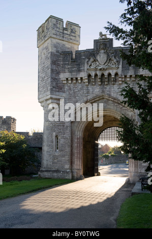 Eingang/Ausgang Tor Arundel Castle und Gärten mit Nachmittag Licht Überschwemmungen durch offene Fallgatter.  West Sussex, UK Stockfoto