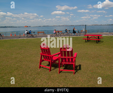 Rote Adirondack Stühle Governors Island NYC Stockfoto