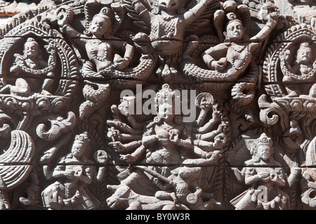 Newari-Stil Holzschnitzereien auf Tempel am Durbar Square in Kathmandu, Nepal Stockfoto